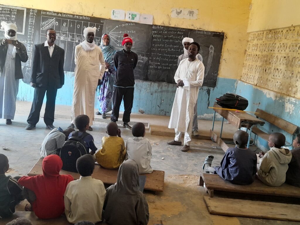 Les membres de l'Association des Jeunes de Ouadi Rimé pour le Développement en séance de sensibilisation sur l'importance de l'école.
